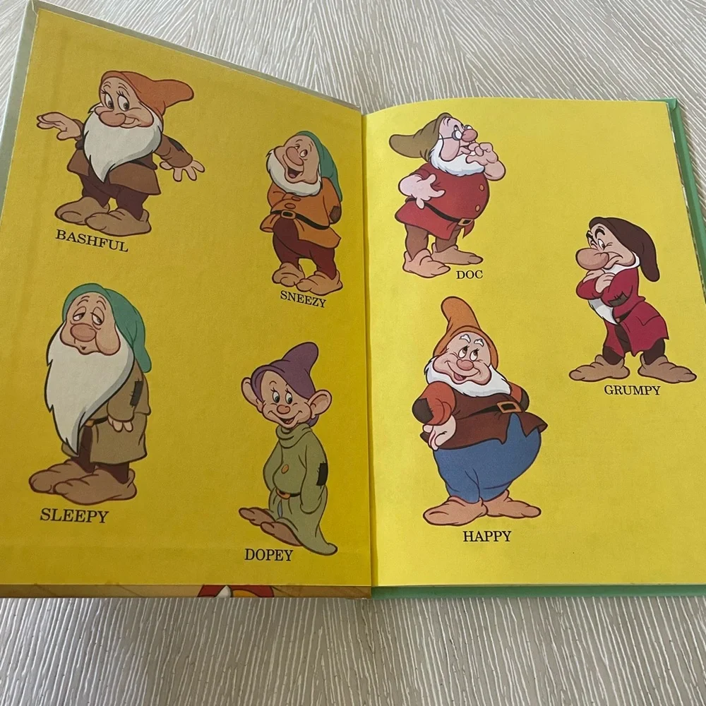 Like New - Disney Snow White and the Seven Dwarfs Illustrated Book - Picture 3 of 5
